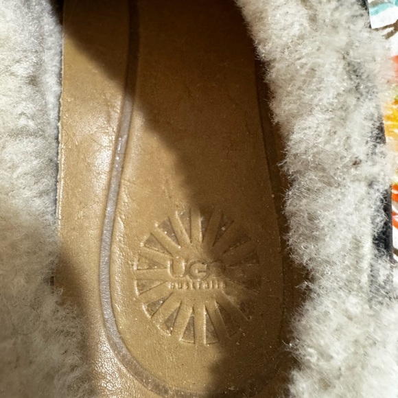 UGG EUC WOMEN’s slip on leather slides. They have only been worn once. Sz 6 - Picture 3 of 7